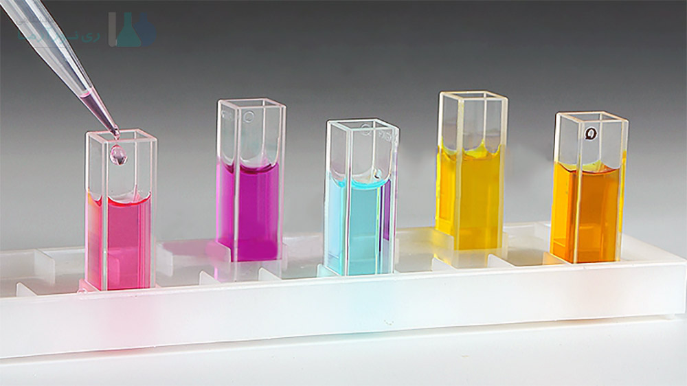 سل های اسپکتروفتومتر پر شده از نمونه با رنگ های مختلف