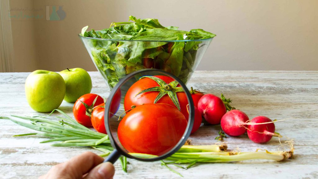 بررسی گوجه فرنگی و سبزیجات با ذربین
